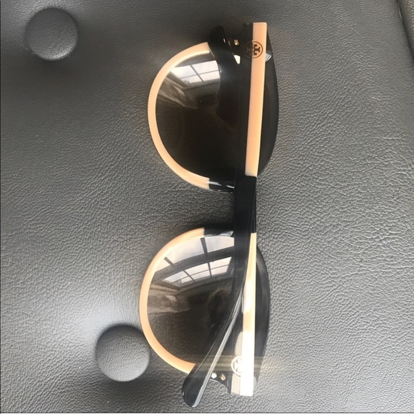 SALE🥳Tory Burch sunglasses - Picture 7 of 7